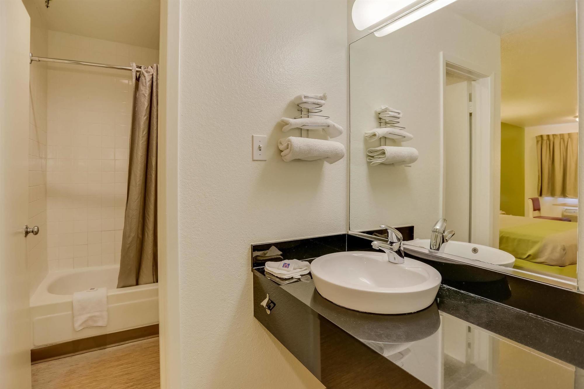Hotel Days By Wyndham East Houston