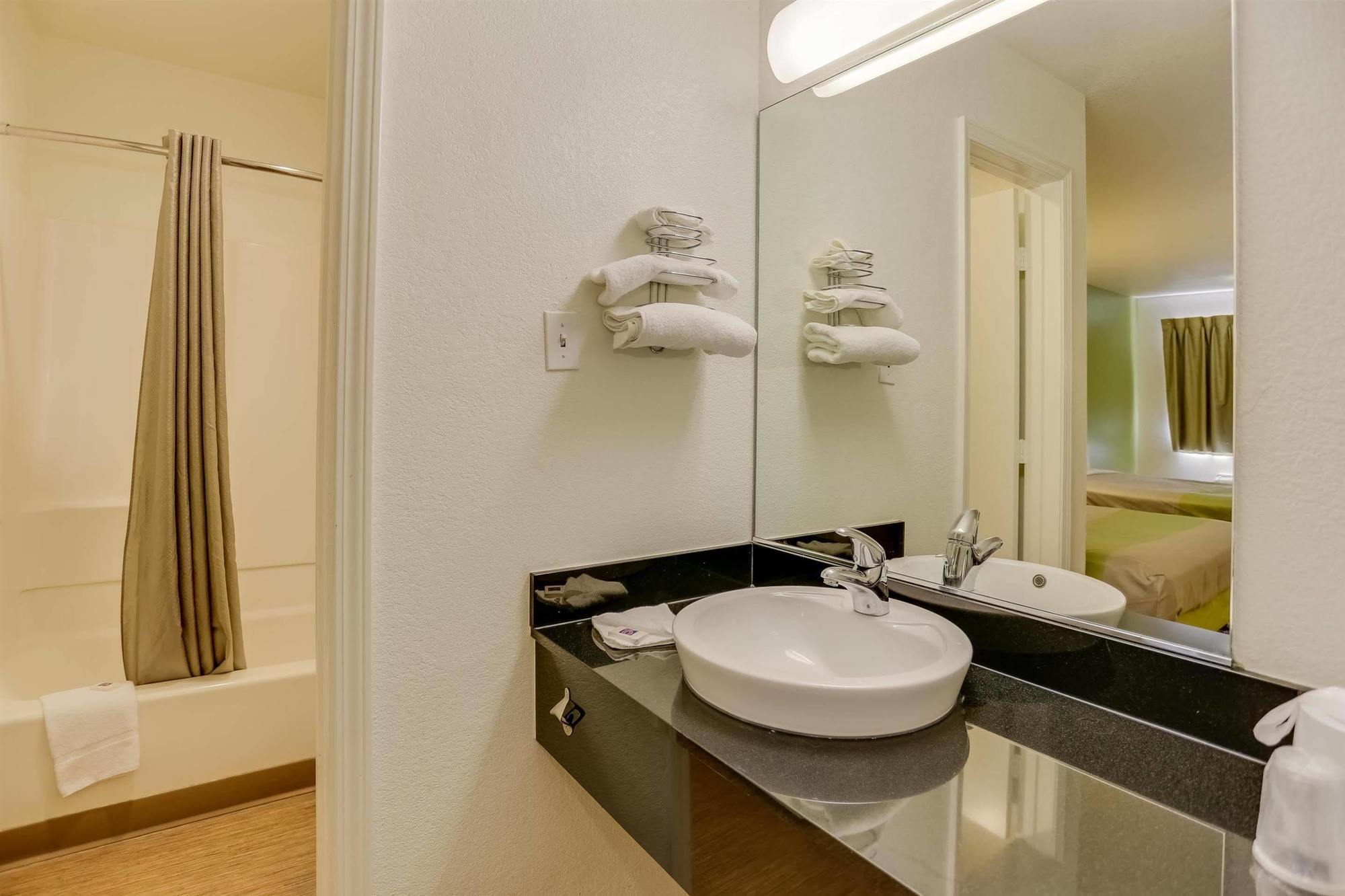 Days By Wyndham East Hotel 2*