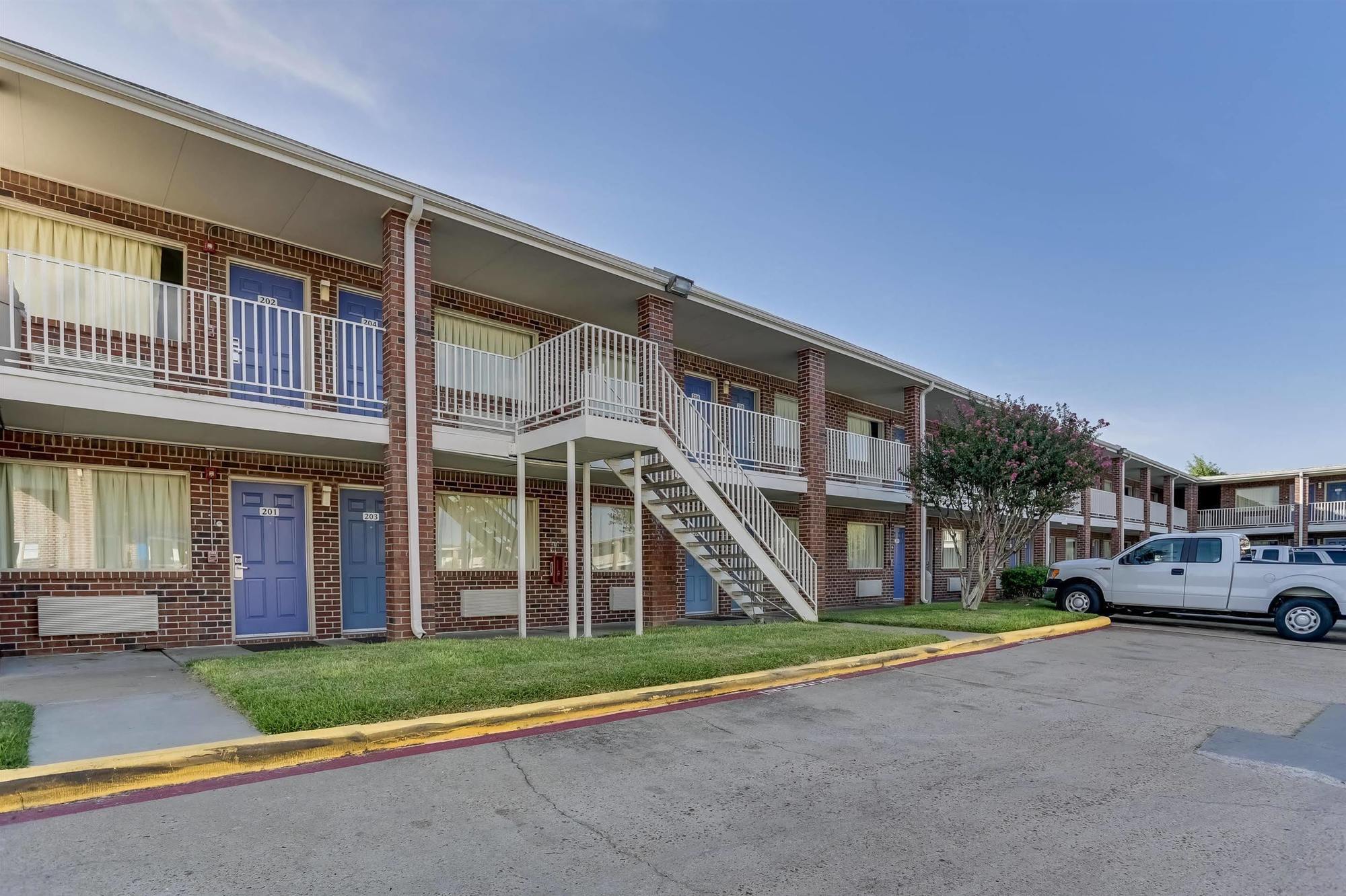Days By Wyndham East Hotel